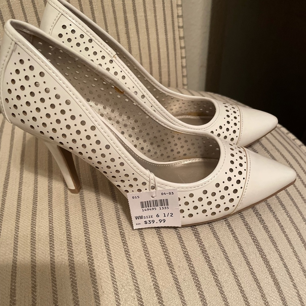 White pumps size 6.5